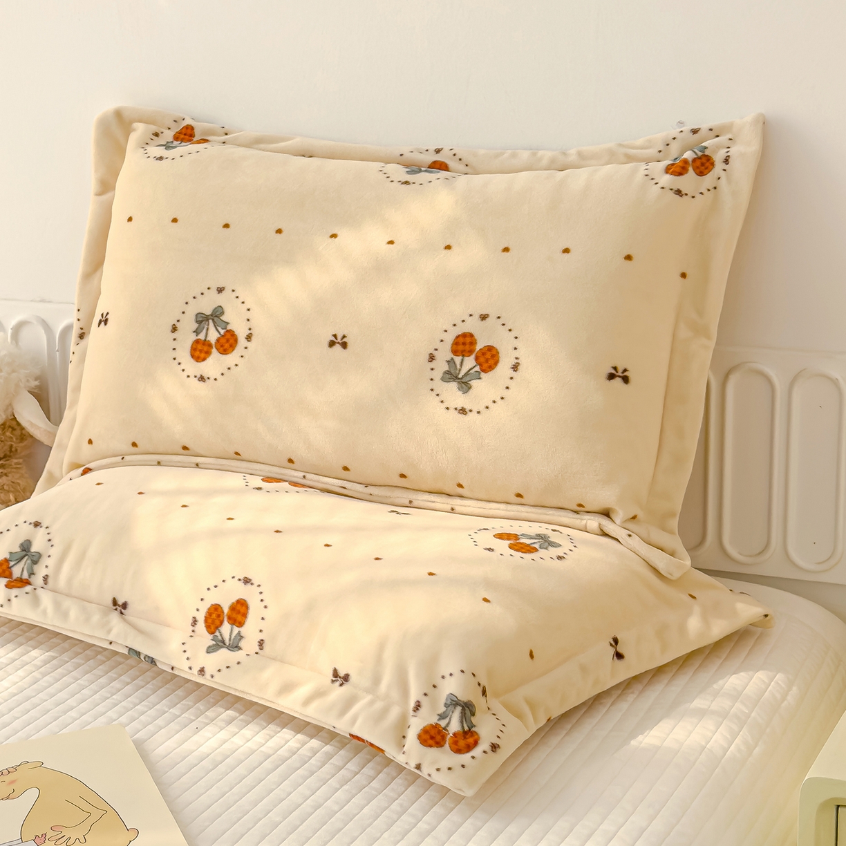 91家纺网 家纺一手货源 找家纺 良佐生活 2025新款A类高克重大版印花宝宝绒枕套 爱心樱桃