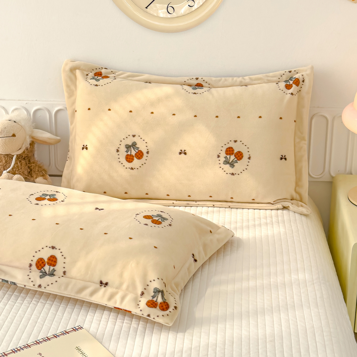 91家纺网 家纺一手货源 找家纺 良佐生活 2025新款A类高克重大版印花宝宝绒枕套 爱心樱桃