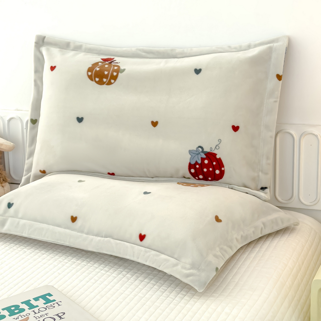 91家纺网 家纺一手货源 找家纺 良佐生活 2025新款A类高克重大版印花宝宝绒枕套 爱心南瓜