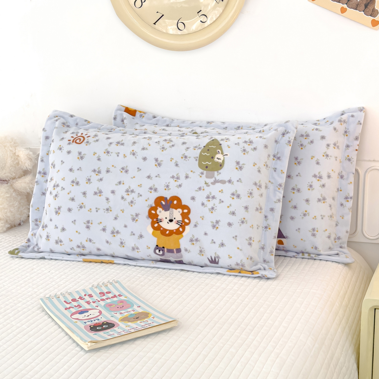 91家纺网 家纺一手货源 找家纺 良佐生活 2025新款A类高克重大版印花宝宝绒枕套 小狮子-蓝  主