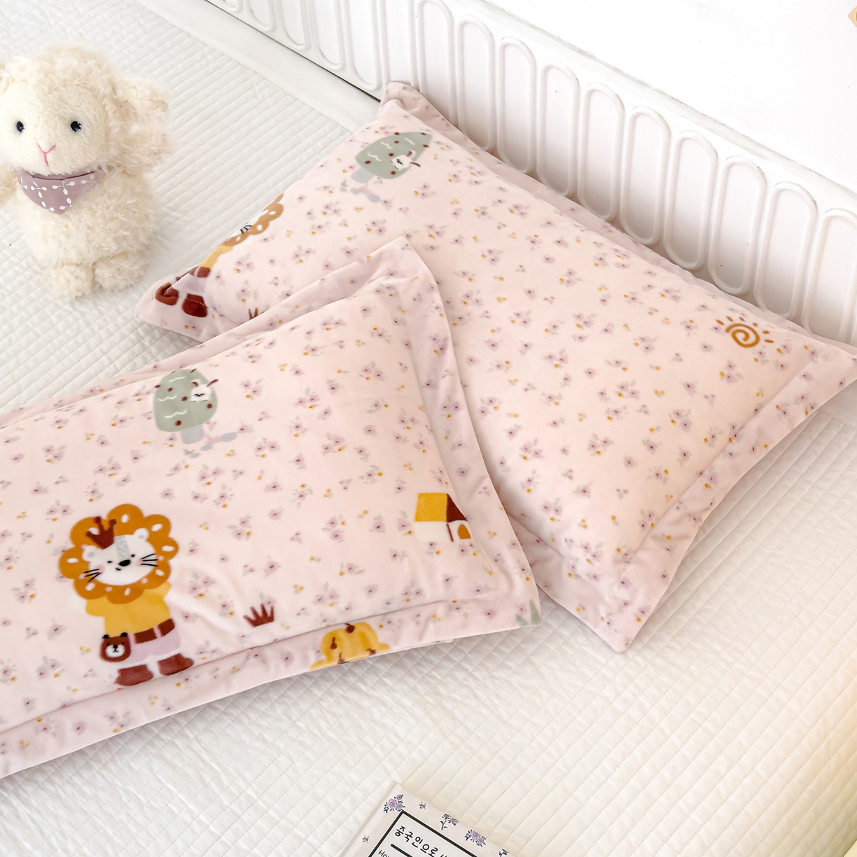 91家纺网 家纺一手货源 找家纺 良佐生活 2025新款A类高克重大版印花宝宝绒枕套 小狮子-粉