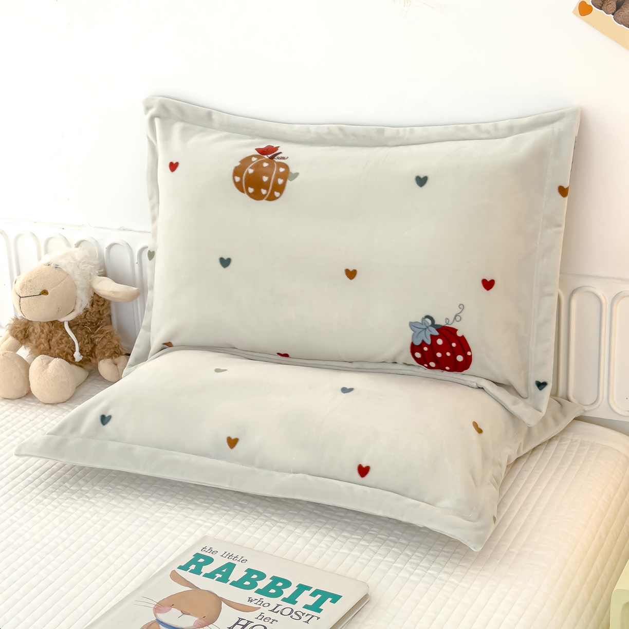 91家纺网 家纺一手货源 找家纺 良佐生活 2025新款A类高克重大版印花宝宝绒枕套 爱心南瓜