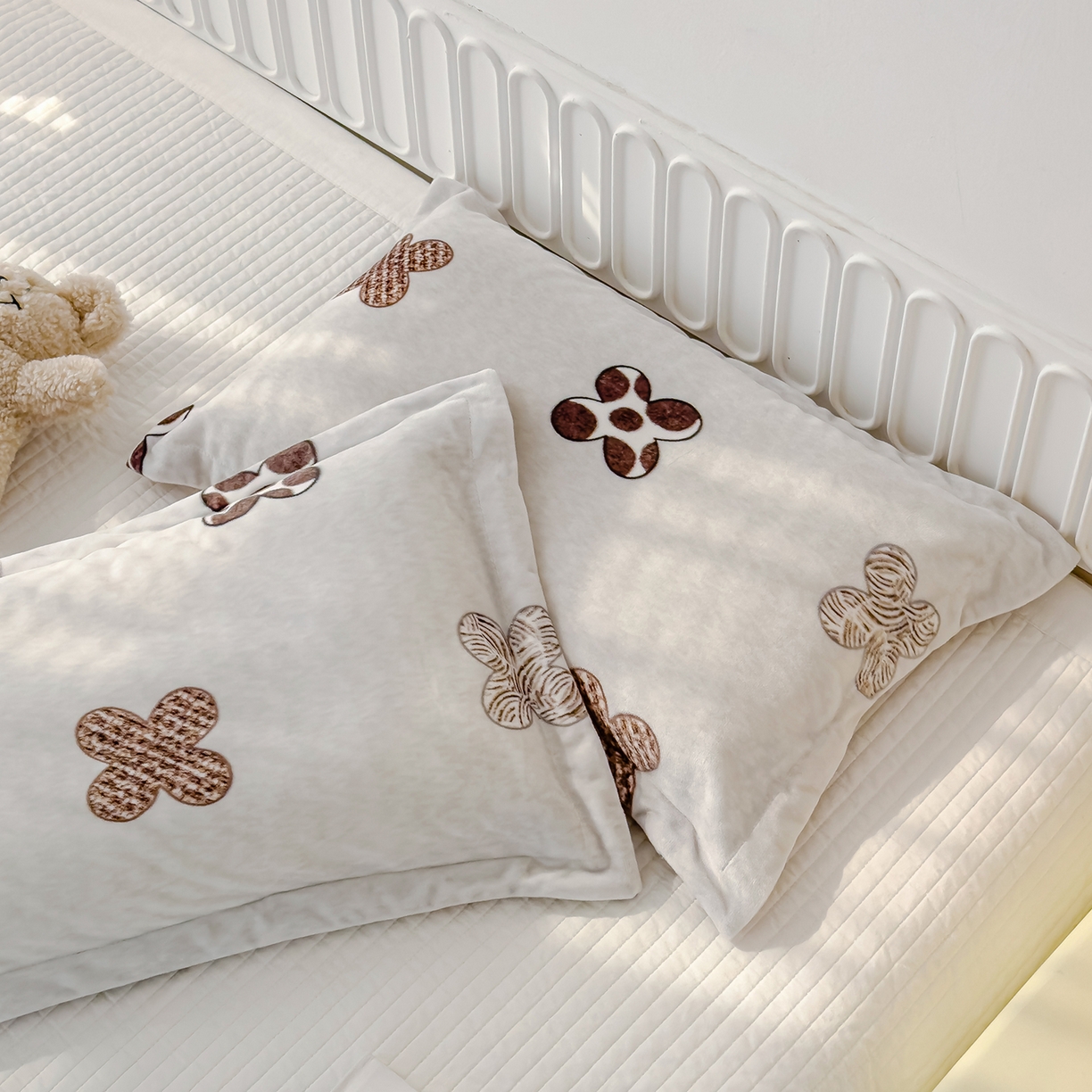 91家纺网 家纺一手货源 找家纺 良佐生活 2025新款A类高克重大版印花宝宝绒枕套 四叶花