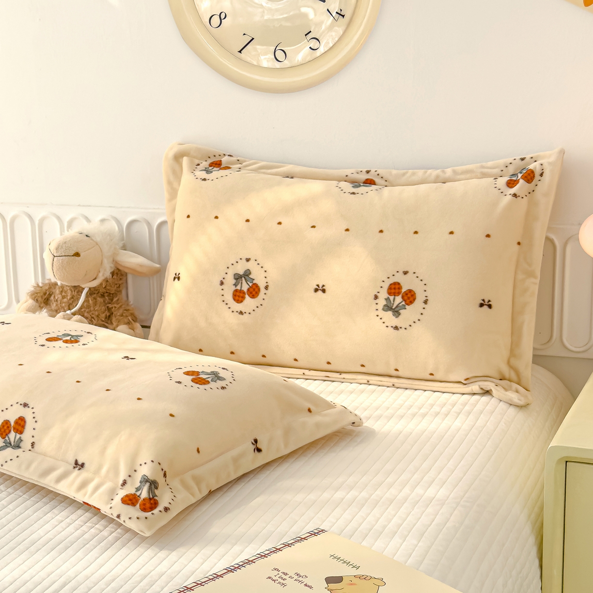 91家纺网 家纺一手货源 找家纺 良佐生活 2025新款A类高克重大版印花宝宝绒枕套 爱心樱桃