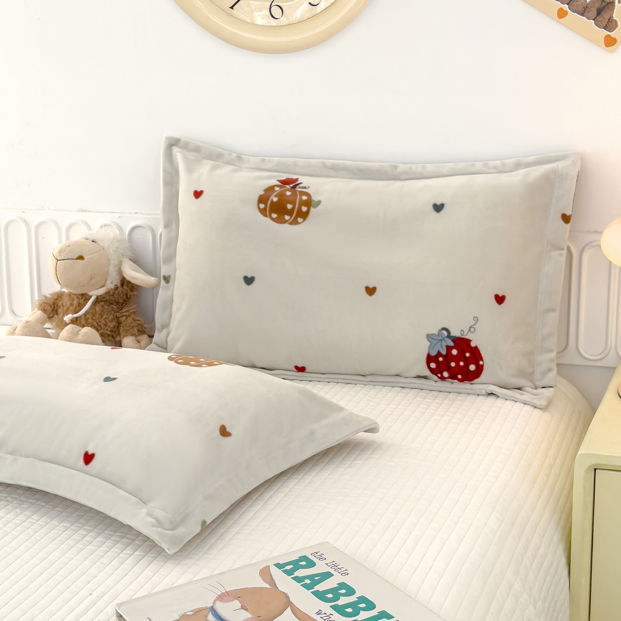 91家纺网 家纺一手货源 找家纺 良佐生活 2025新款A类高克重大版印花宝宝绒枕套 爱心南瓜