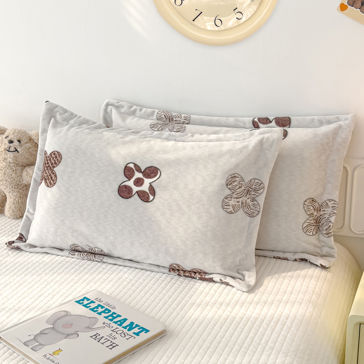 91家纺网 家纺一手货源 找家纺 良佐生活 2025新款A类高克重大版印花宝宝绒枕套 四叶花