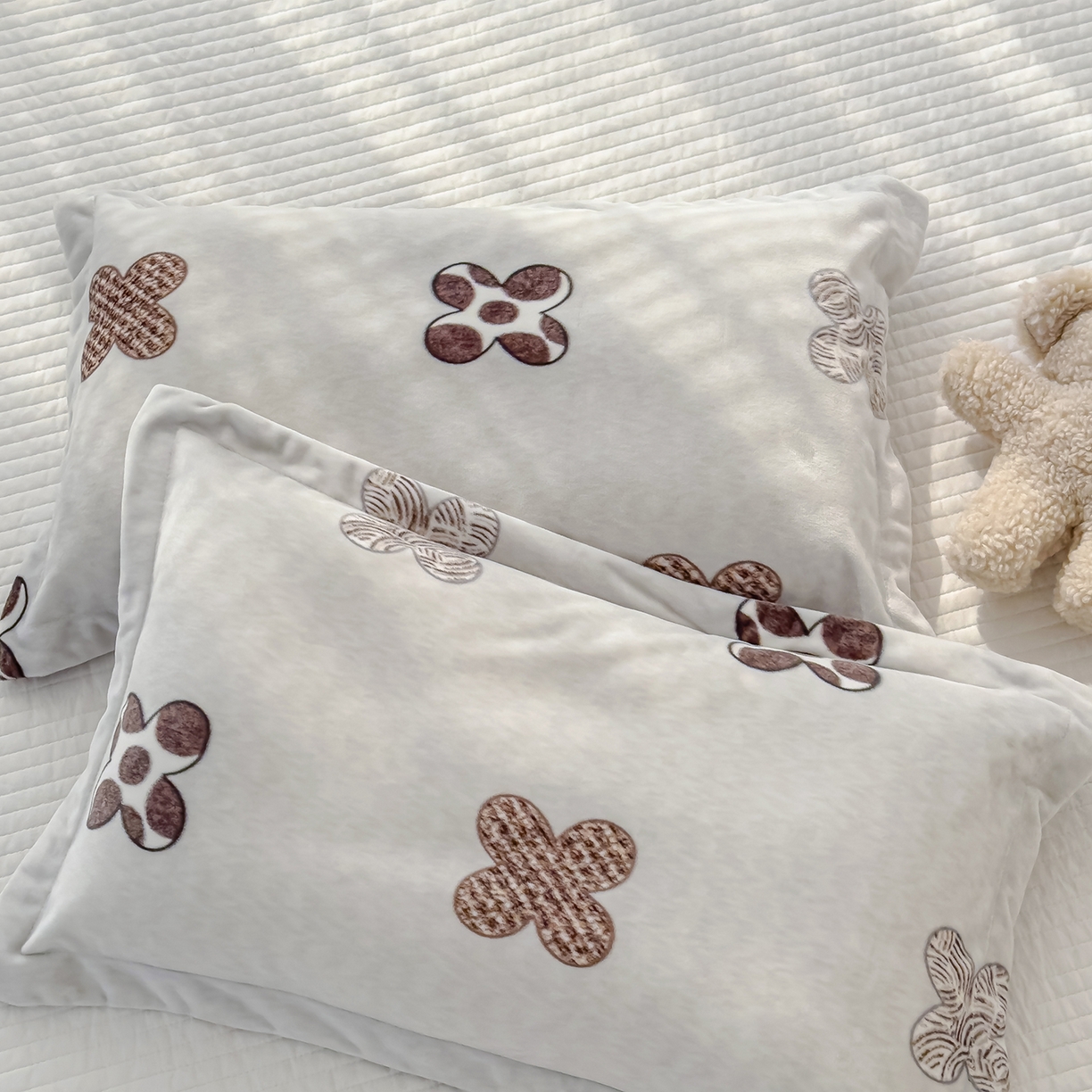 91家纺网 家纺一手货源 找家纺 良佐生活 2025新款A类高克重大版印花宝宝绒枕套 四叶花