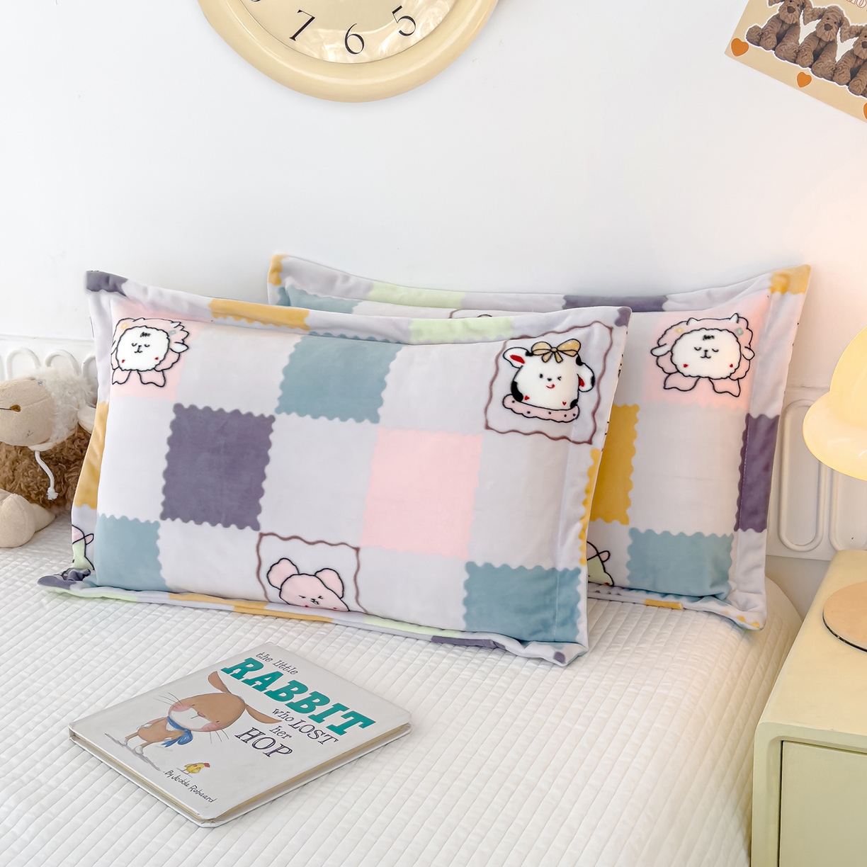 91家纺网 家纺一手货源 找家纺 良佐生活 2025新款A类高克重大版印花宝宝绒枕套 幸福格