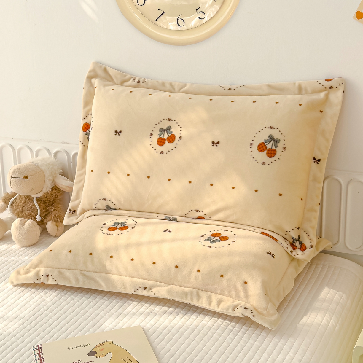 91家纺网 家纺一手货源 找家纺 良佐生活 2025新款A类高克重大版印花宝宝绒枕套 爱心樱桃