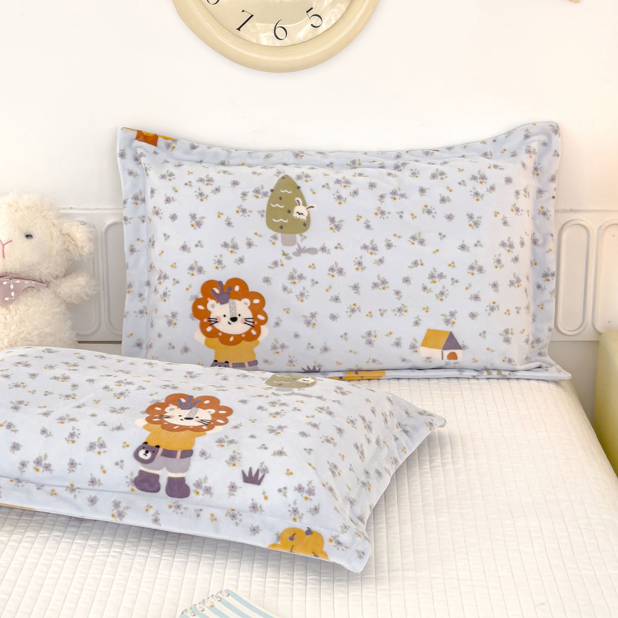 91家纺网 家纺一手货源 找家纺 良佐生活 2025新款A类高克重大版印花宝宝绒枕套 小狮子-蓝  主