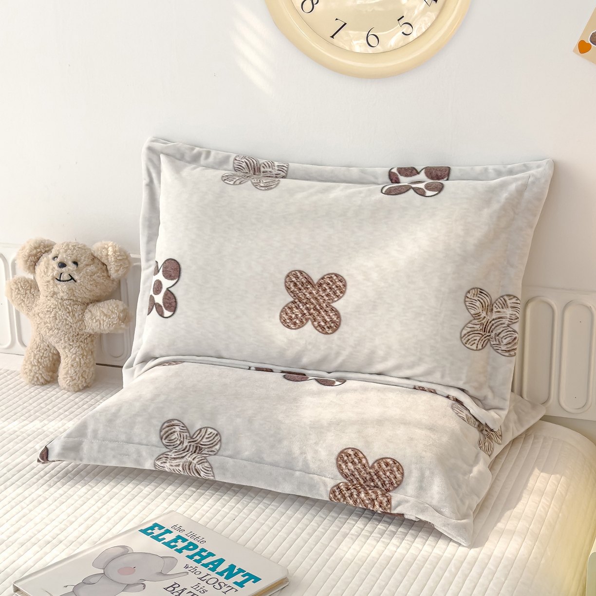 91家纺网 家纺一手货源 找家纺 良佐生活 2025新款A类高克重大版印花宝宝绒枕套 四叶花