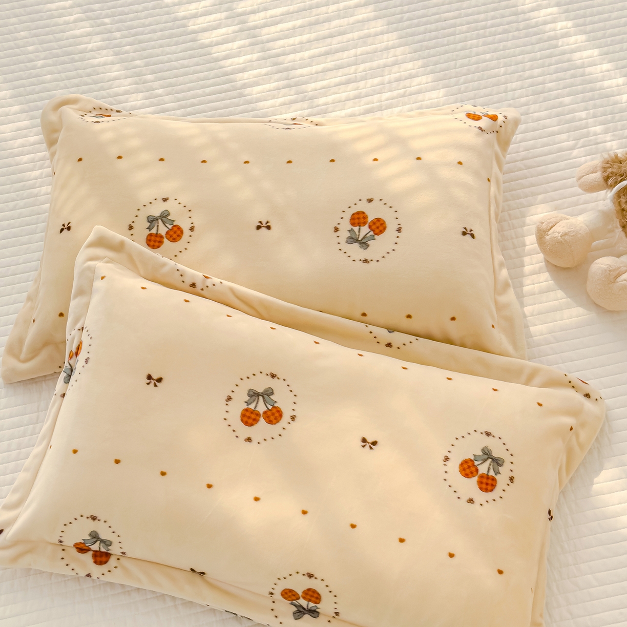 91家纺网 家纺一手货源 找家纺 良佐生活 2025新款A类高克重大版印花宝宝绒枕套 爱心樱桃