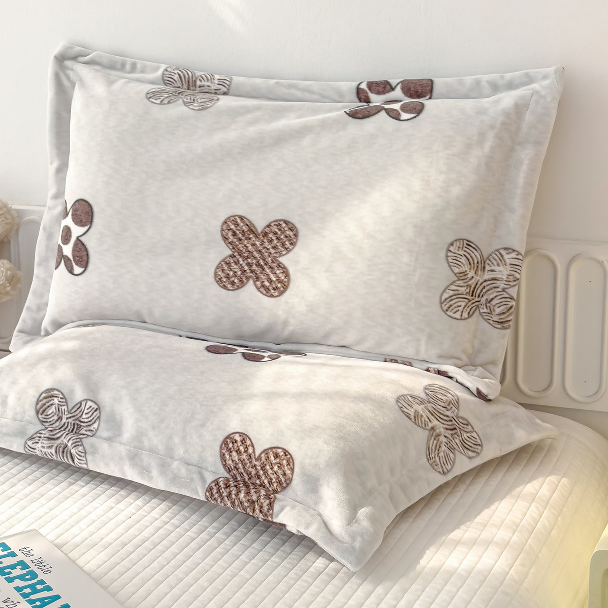 91家纺网 家纺一手货源 找家纺 良佐生活 2025新款A类高克重大版印花宝宝绒枕套 四叶花