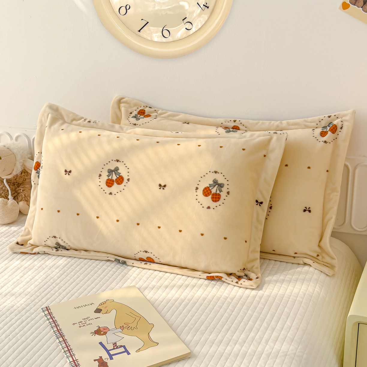 91家纺网 家纺一手货源 找家纺 良佐生活 2025新款A类高克重大版印花宝宝绒枕套 爱心樱桃