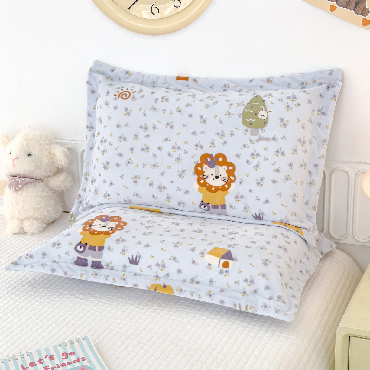 91家纺网 家纺一手货源 找家纺 良佐生活 2025新款A类高克重大版印花宝宝绒枕套 小狮子-蓝  主