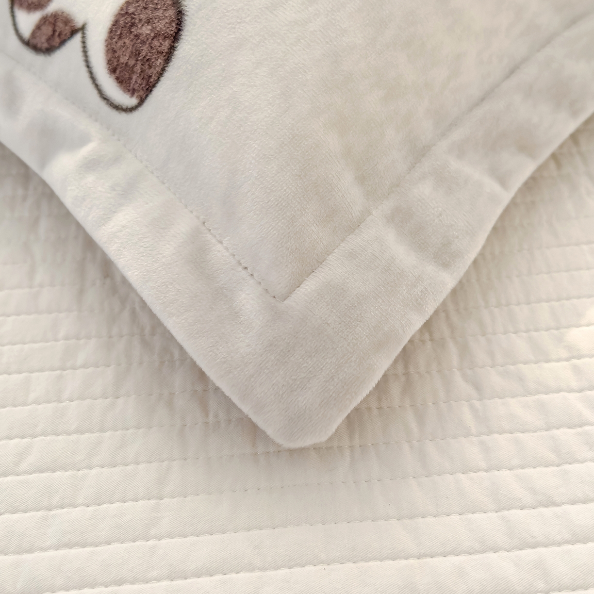 91家纺网 家纺一手货源 找家纺 良佐生活 2025新款A类高克重大版印花宝宝绒枕套 四叶花