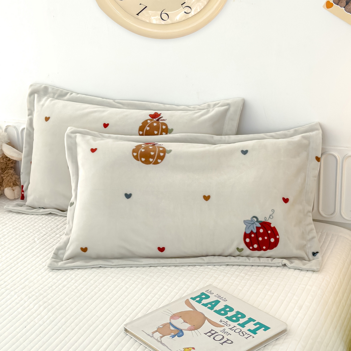 91家纺网 家纺一手货源 找家纺 良佐生活 2025新款A类高克重大版印花宝宝绒枕套 爱心南瓜