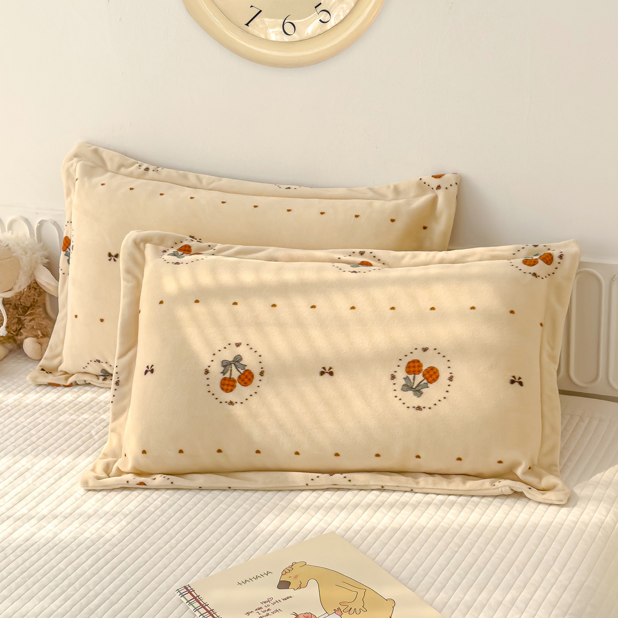 91家纺网 家纺一手货源 找家纺 良佐生活 2025新款A类高克重大版印花宝宝绒枕套 爱心樱桃