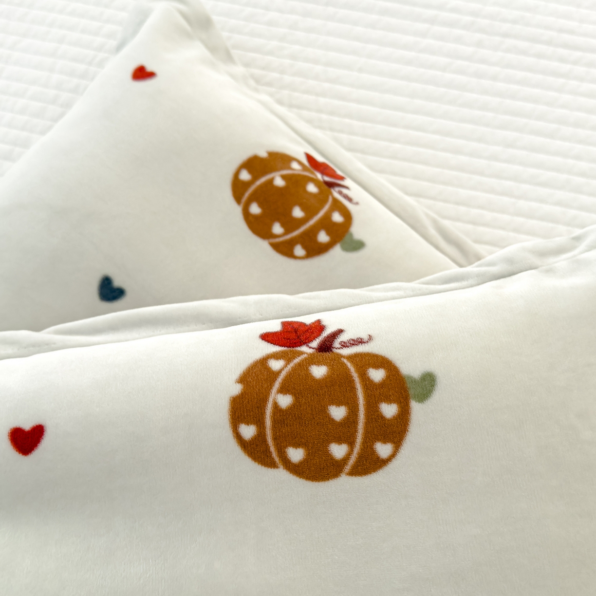 91家纺网 家纺一手货源 找家纺 良佐生活 2025新款A类高克重大版印花宝宝绒枕套 爱心南瓜