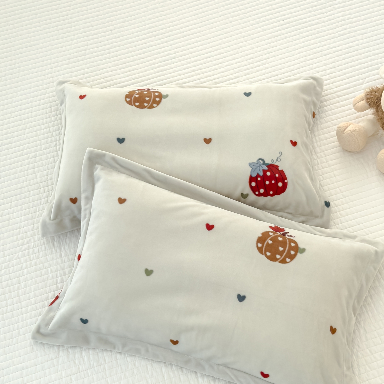 91家纺网 家纺一手货源 找家纺 良佐生活 2025新款A类高克重大版印花宝宝绒枕套 爱心南瓜