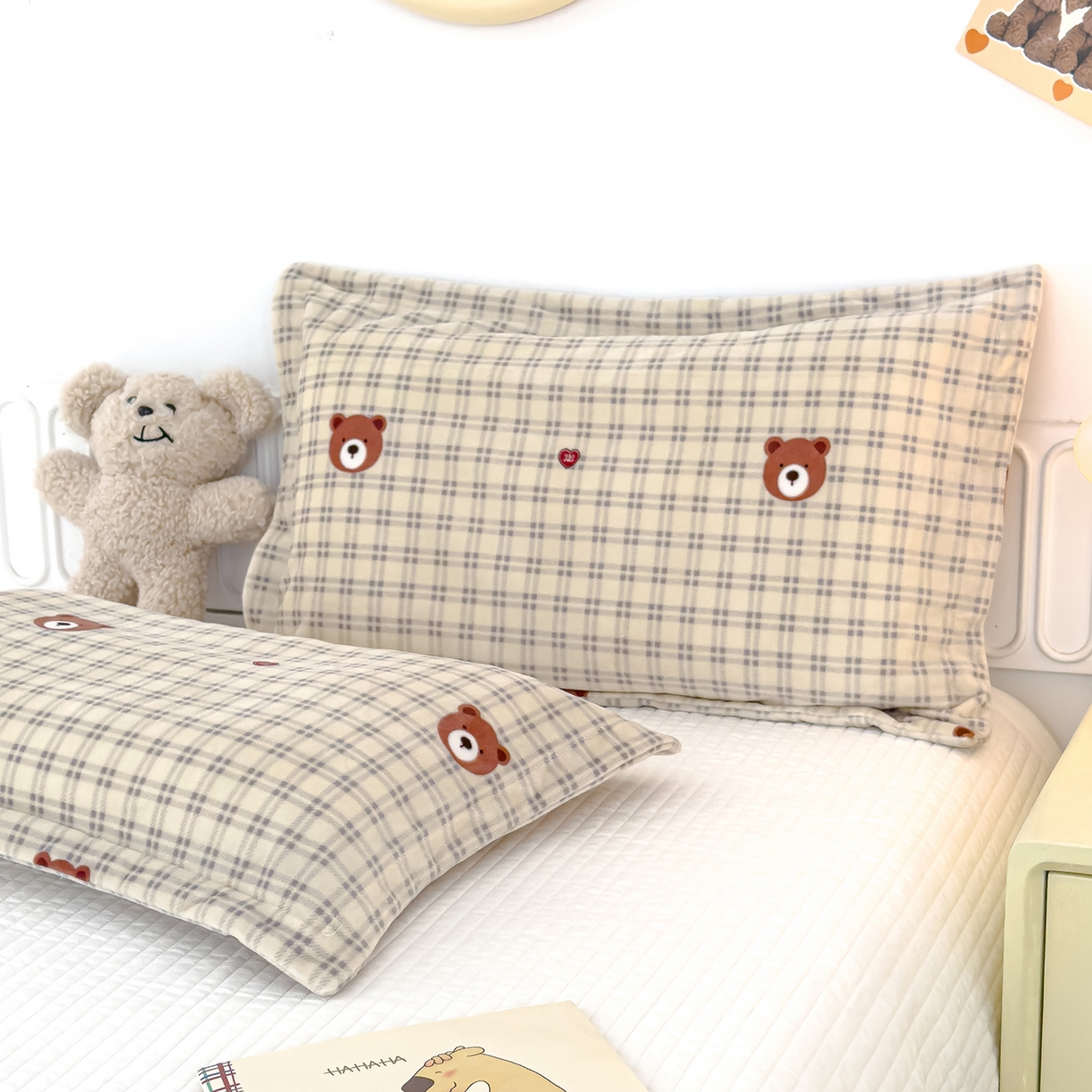 91家纺网 家纺一手货源 找家纺 良佐生活 2025新款A类高克重大版印花宝宝绒枕套 格子小熊