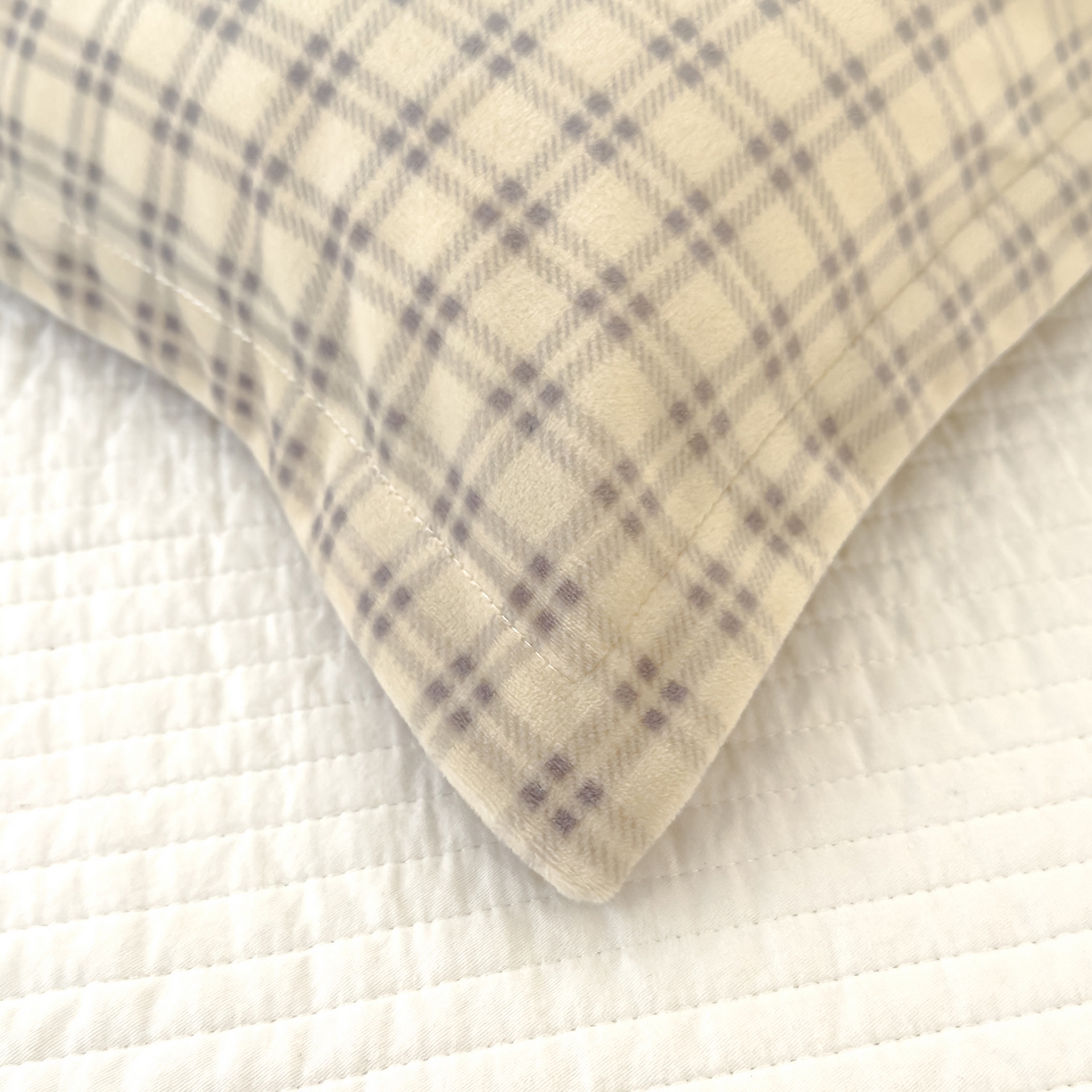 91家纺网 家纺一手货源 找家纺 良佐生活 2025新款A类高克重大版印花宝宝绒枕套 格子小熊