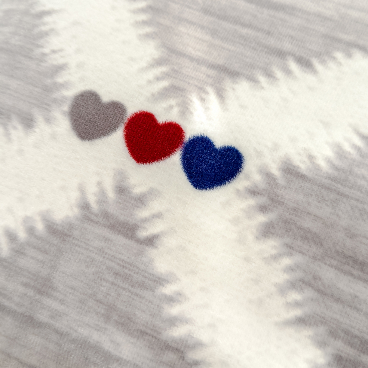 91家纺网 家纺一手货源 找家纺 良佐生活 2025新款A类高克重大版印花宝宝绒枕套 爱心格