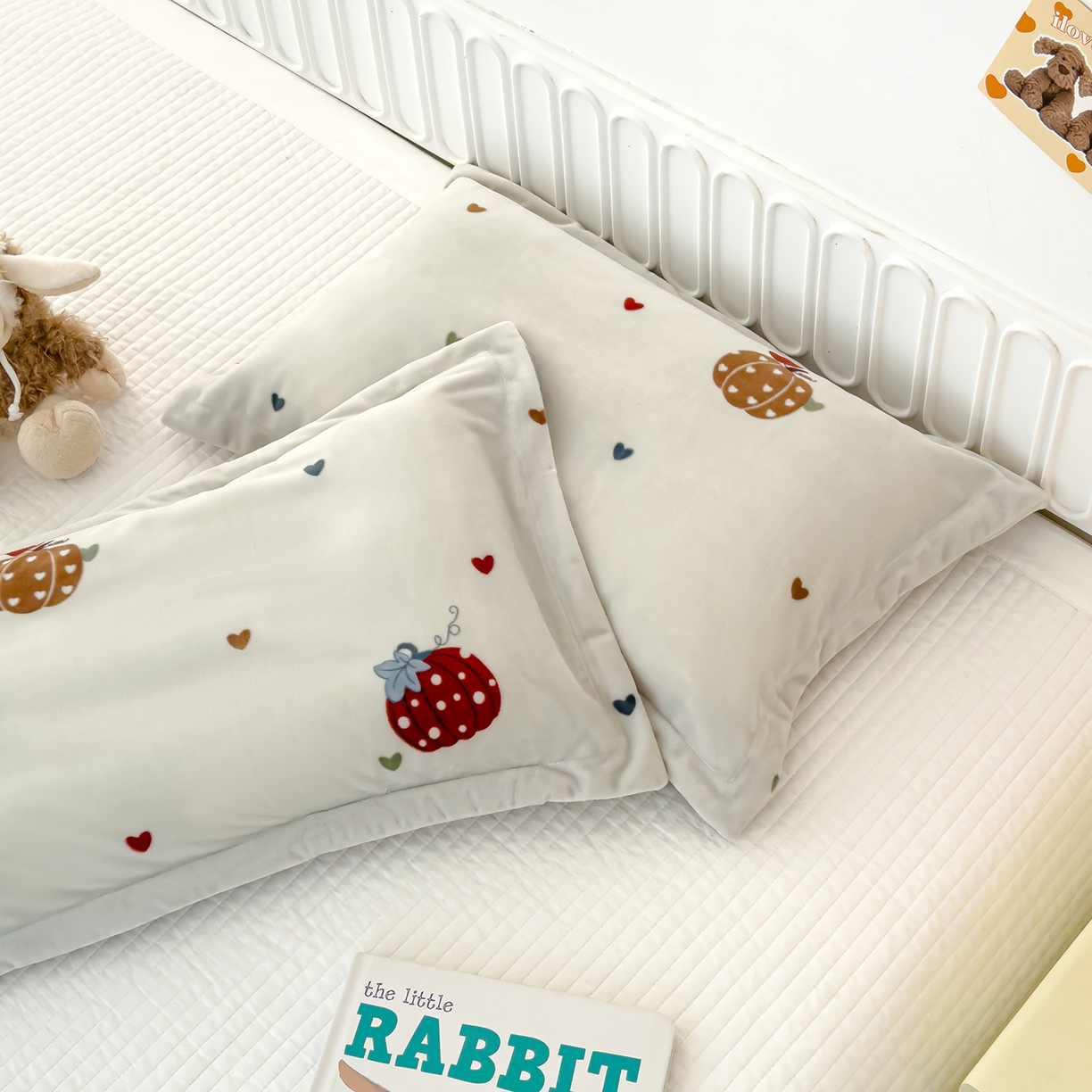 91家纺网 家纺一手货源 找家纺 良佐生活 2025新款A类高克重大版印花宝宝绒枕套 爱心南瓜