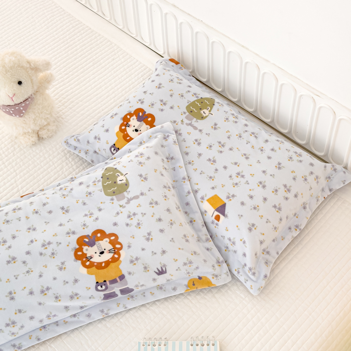 91家纺网 家纺一手货源 找家纺 良佐生活 2025新款A类高克重大版印花宝宝绒枕套 小狮子-蓝  主