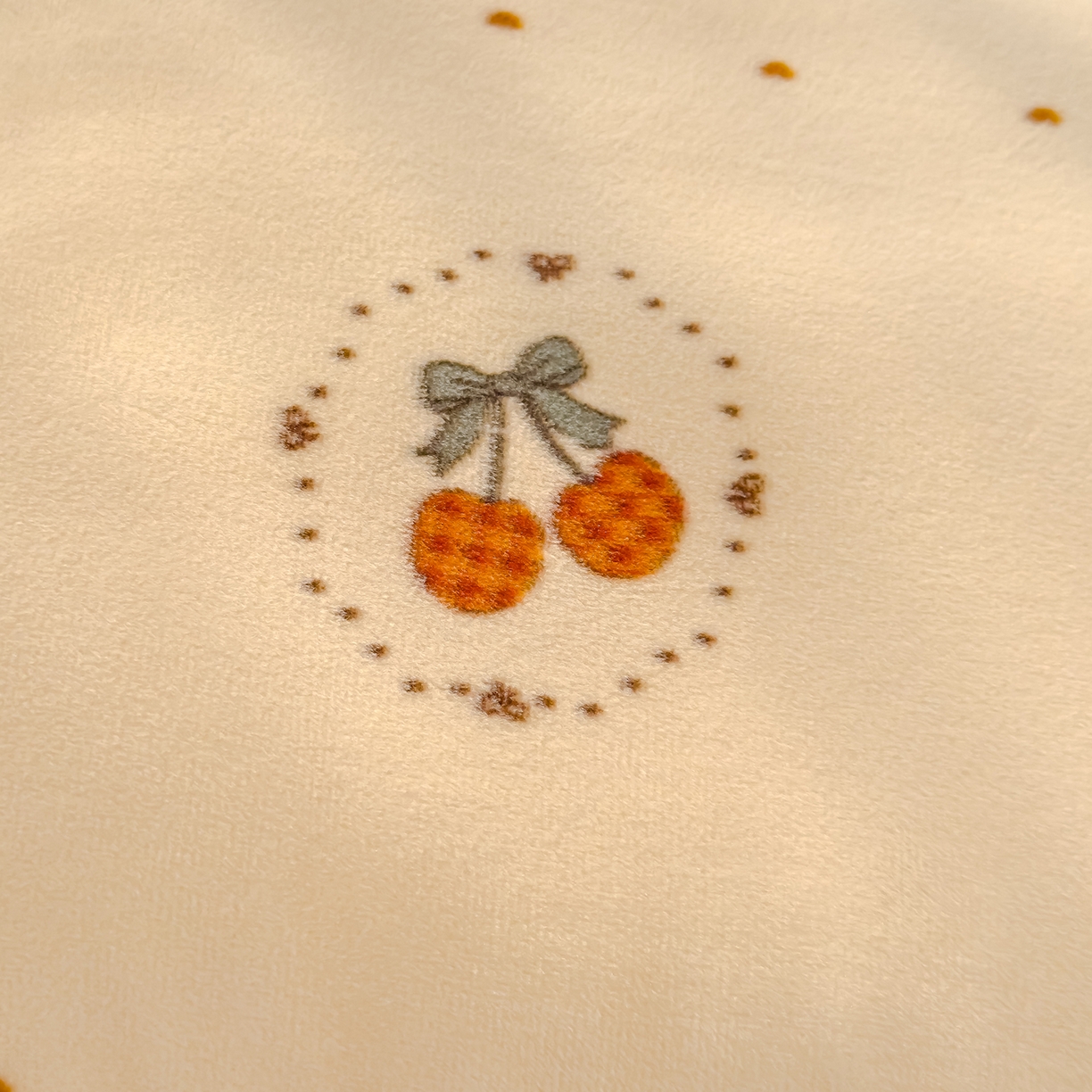 91家纺网 家纺一手货源 找家纺 良佐生活 2025新款A类高克重大版印花宝宝绒枕套 爱心樱桃