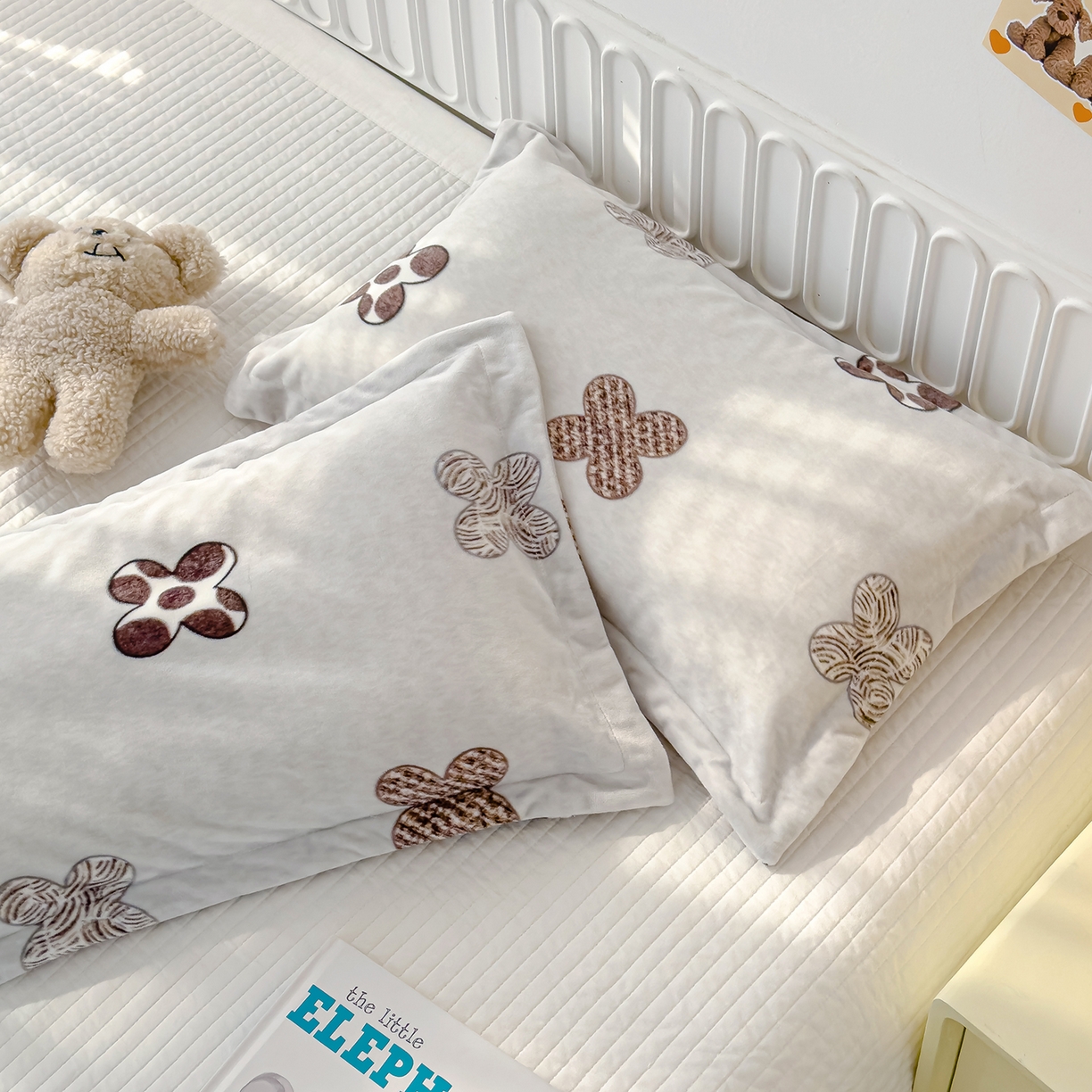 91家纺网 家纺一手货源 找家纺 良佐生活 2025新款A类高克重大版印花宝宝绒枕套 四叶花