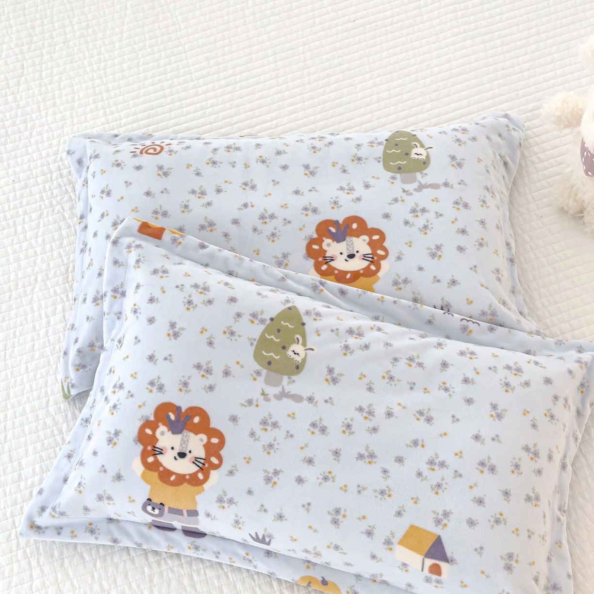 91家纺网 家纺一手货源 找家纺 良佐生活 2025新款A类高克重大版印花宝宝绒枕套 小狮子-蓝  主