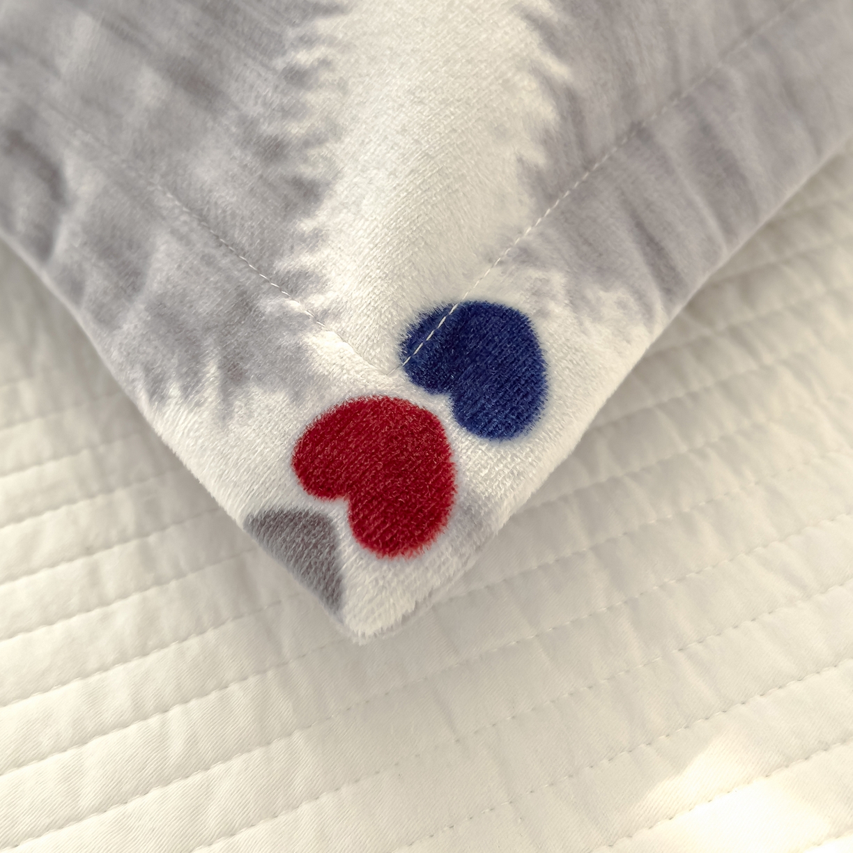 91家纺网 家纺一手货源 找家纺 良佐生活 2025新款A类高克重大版印花宝宝绒枕套 爱心格