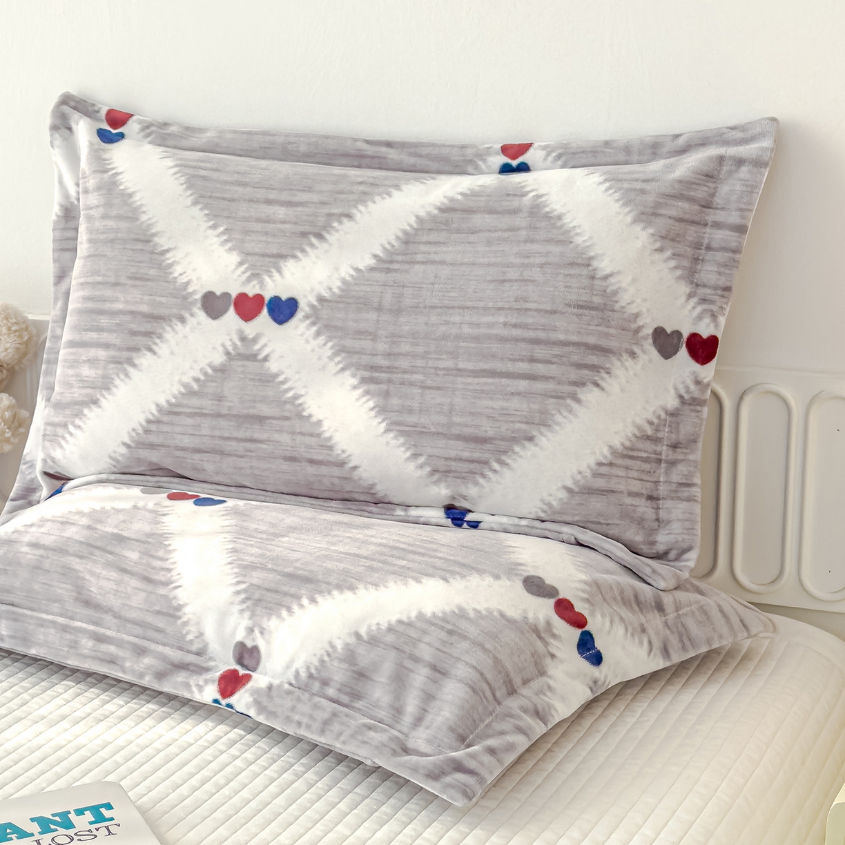 91家纺网 家纺一手货源 找家纺 良佐生活 2025新款A类高克重大版印花宝宝绒枕套 爱心格