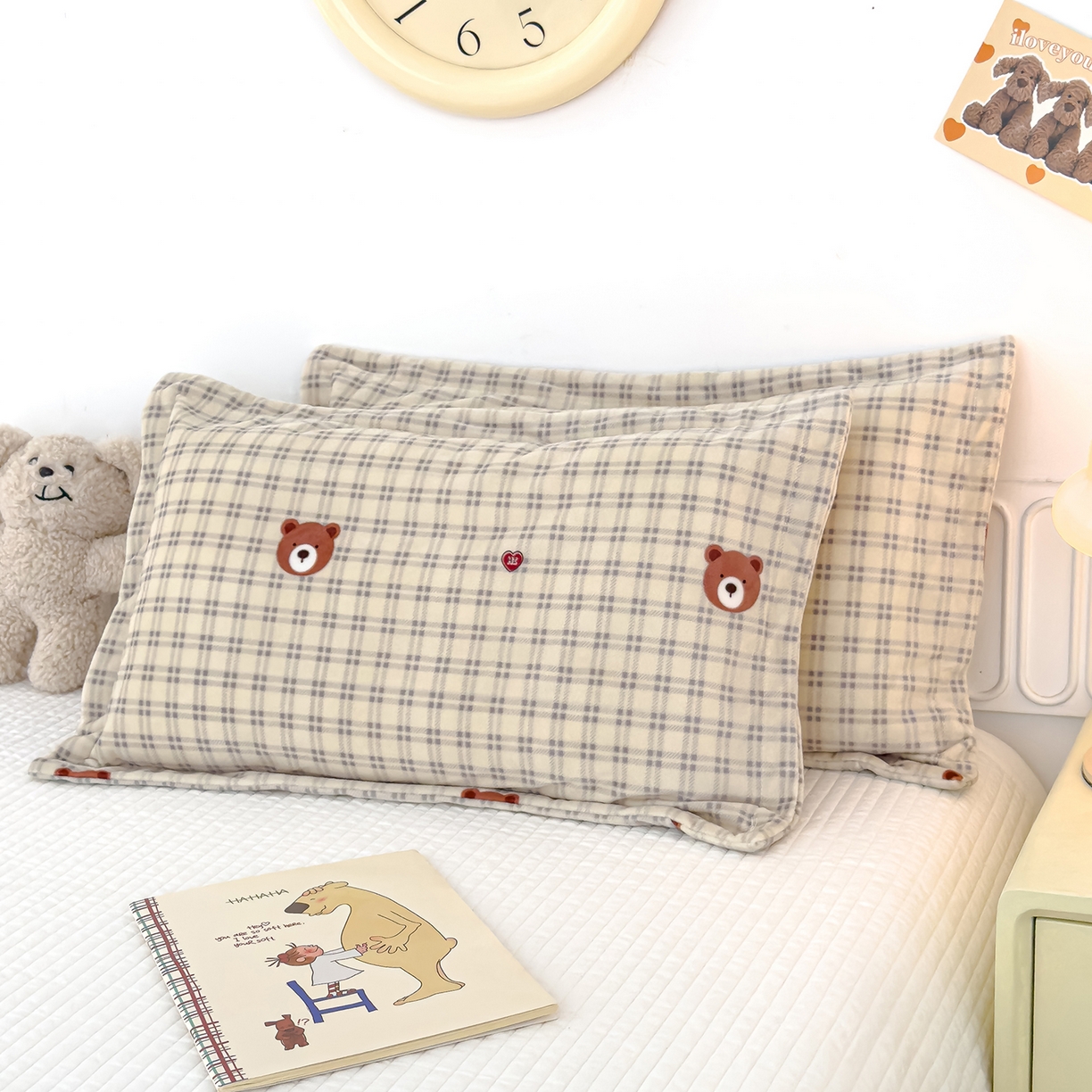 91家纺网 家纺一手货源 找家纺 良佐生活 2025新款A类高克重大版印花宝宝绒枕套 格子小熊