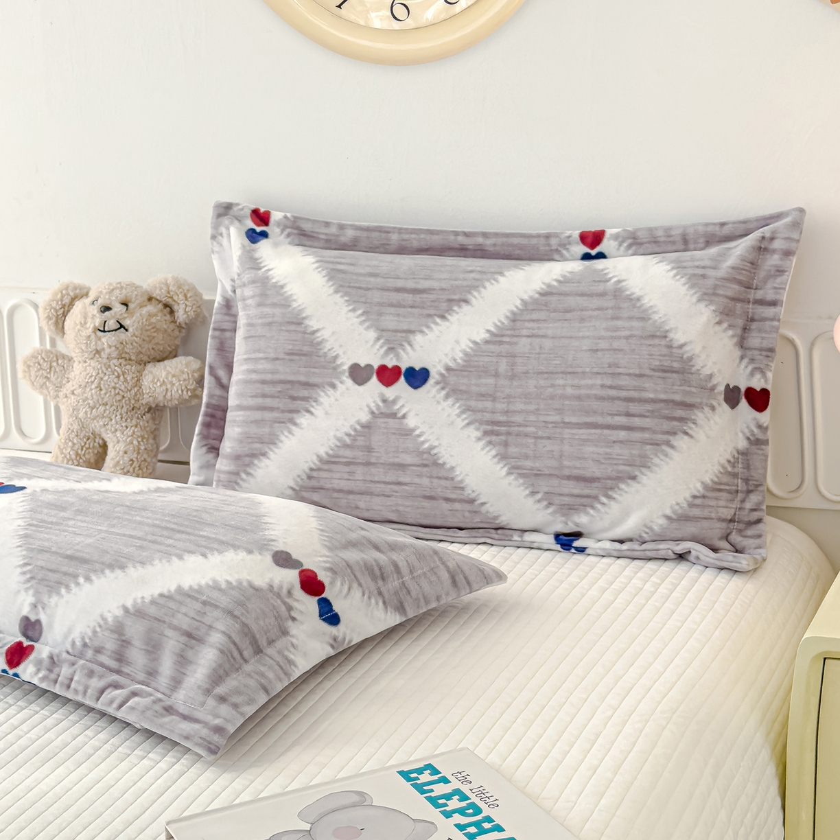 91家纺网 家纺一手货源 找家纺 良佐生活 2025新款A类高克重大版印花宝宝绒枕套 爱心格