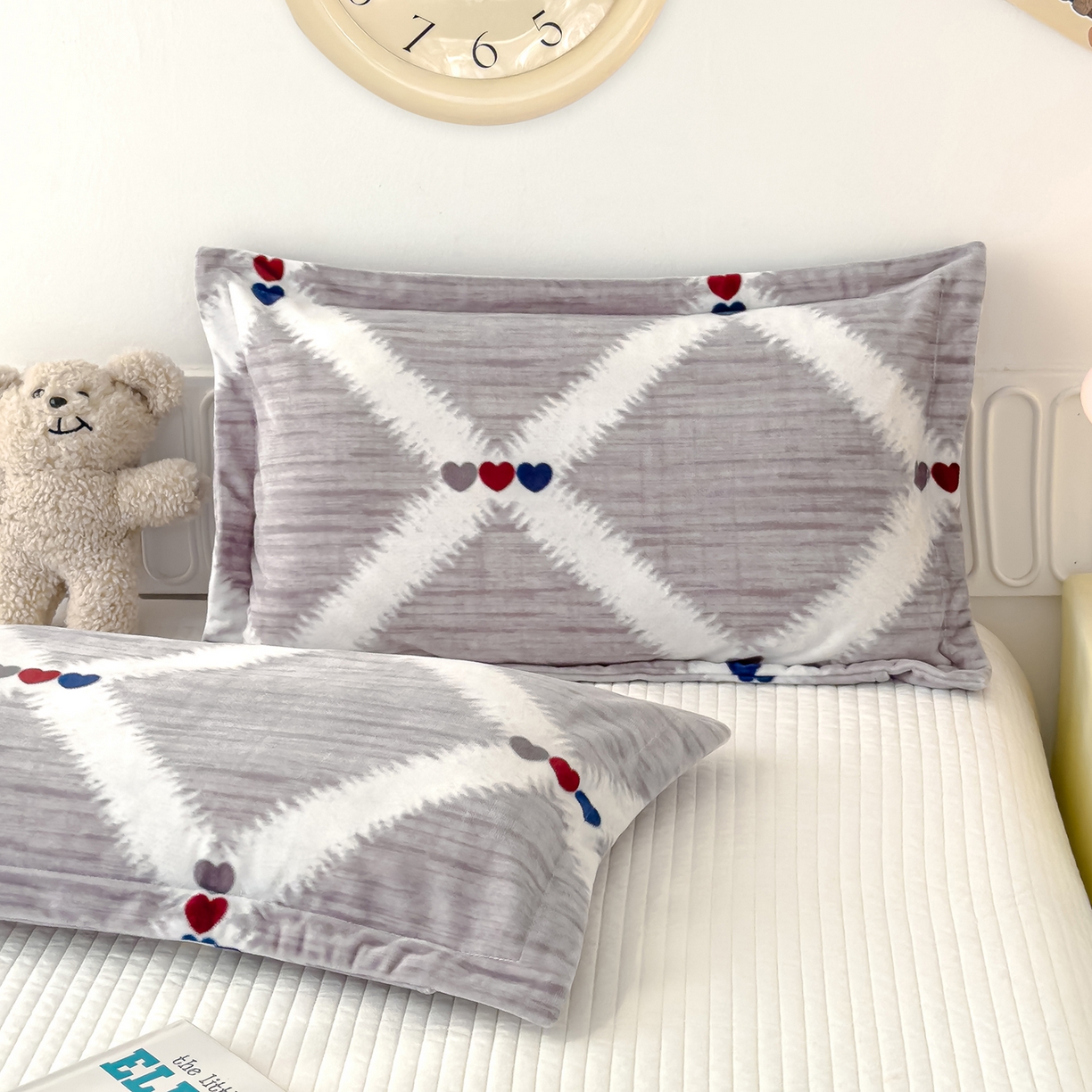 91家纺网 家纺一手货源 找家纺 良佐生活 2025新款A类高克重大版印花宝宝绒枕套 爱心格