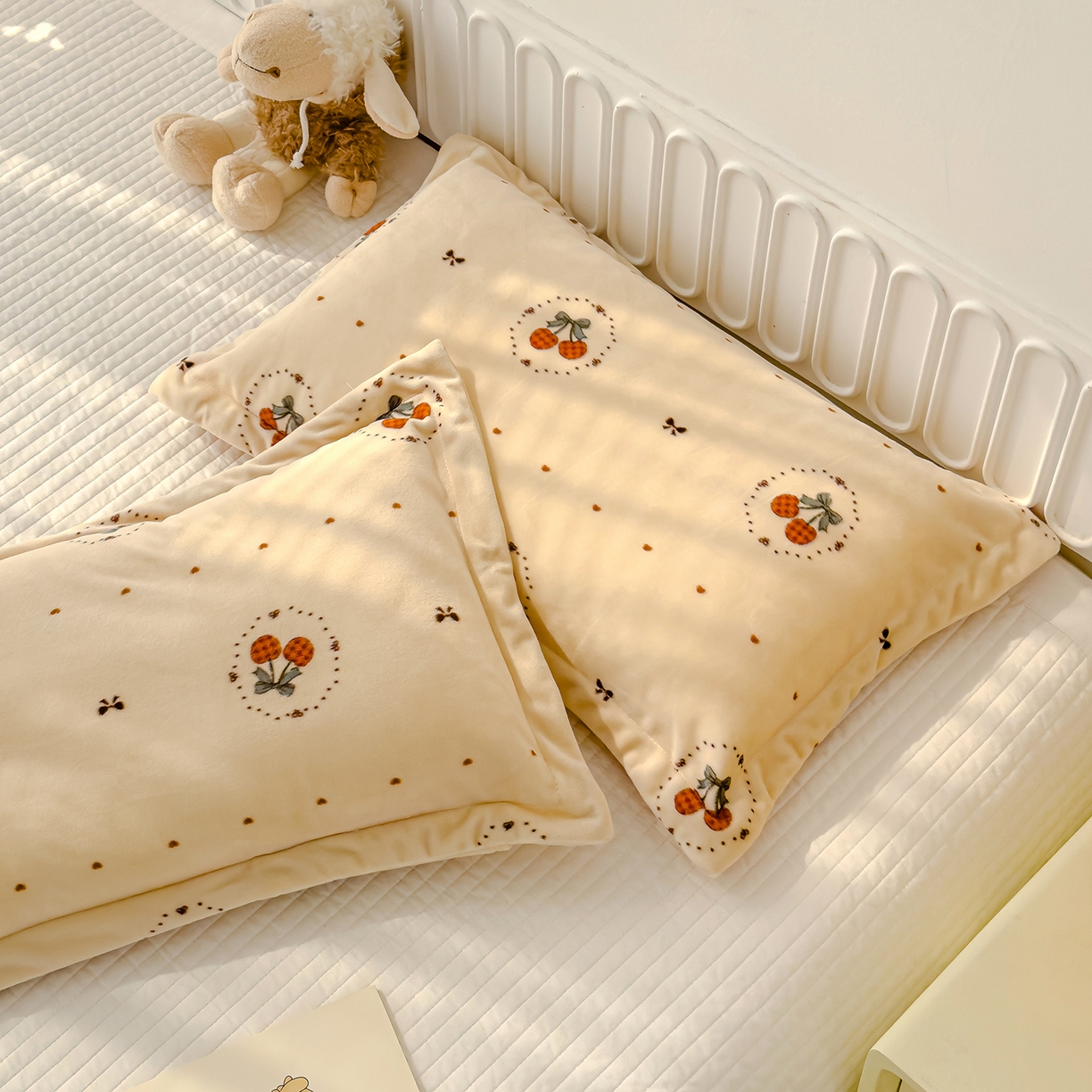 91家纺网 家纺一手货源 找家纺 良佐生活 2025新款A类高克重大版印花宝宝绒枕套 爱心樱桃