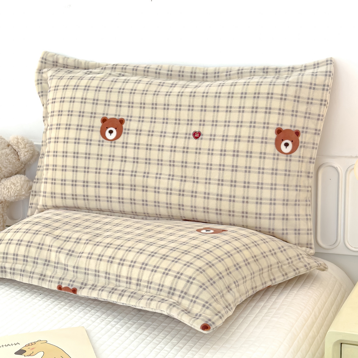 91家纺网 家纺一手货源 找家纺 良佐生活 2025新款A类高克重大版印花宝宝绒枕套 格子小熊