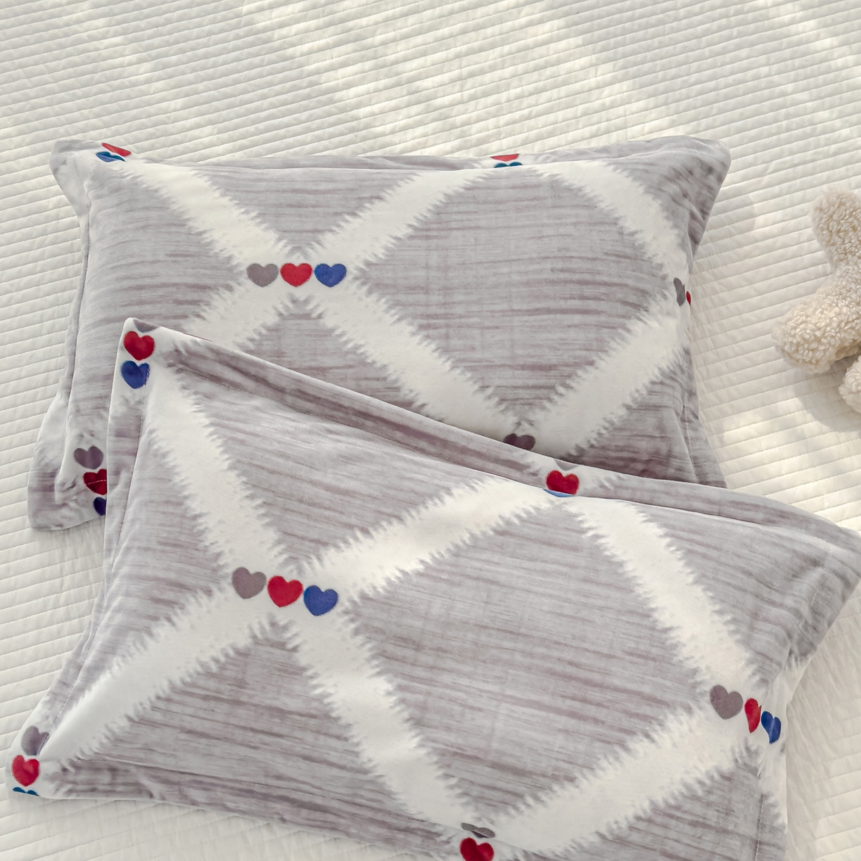 91家纺网 家纺一手货源 找家纺 良佐生活 2025新款A类高克重大版印花宝宝绒枕套 爱心格