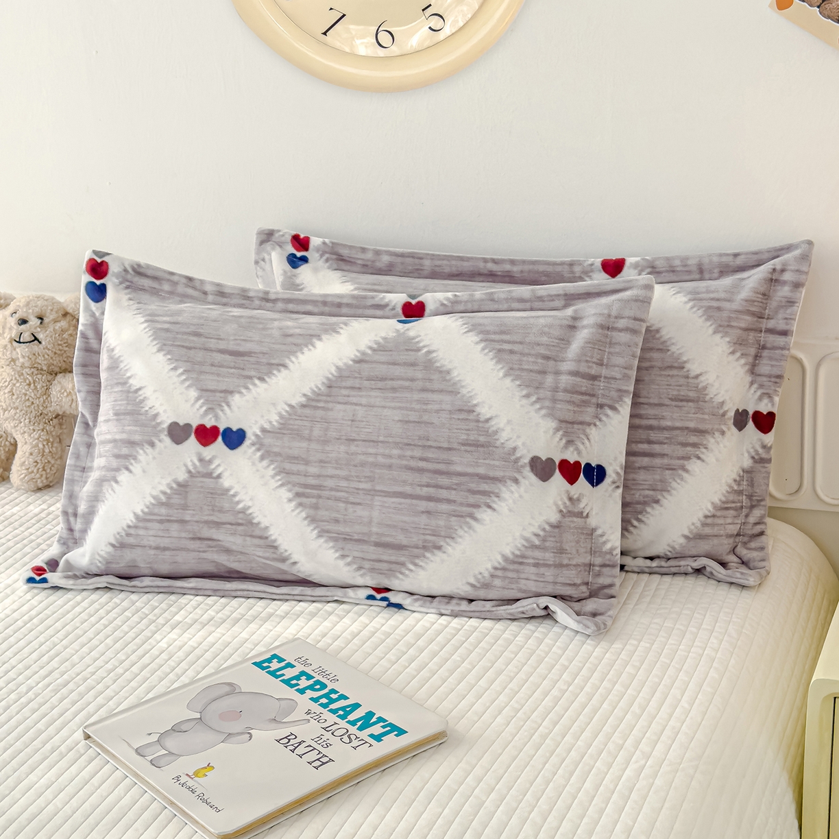 91家纺网 家纺一手货源 找家纺 良佐生活 2025新款A类高克重大版印花宝宝绒枕套 爱心格