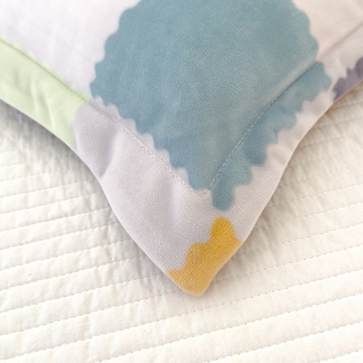 91家纺网 家纺一手货源 找家纺 良佐生活 2025新款A类高克重大版印花宝宝绒枕套 幸福格