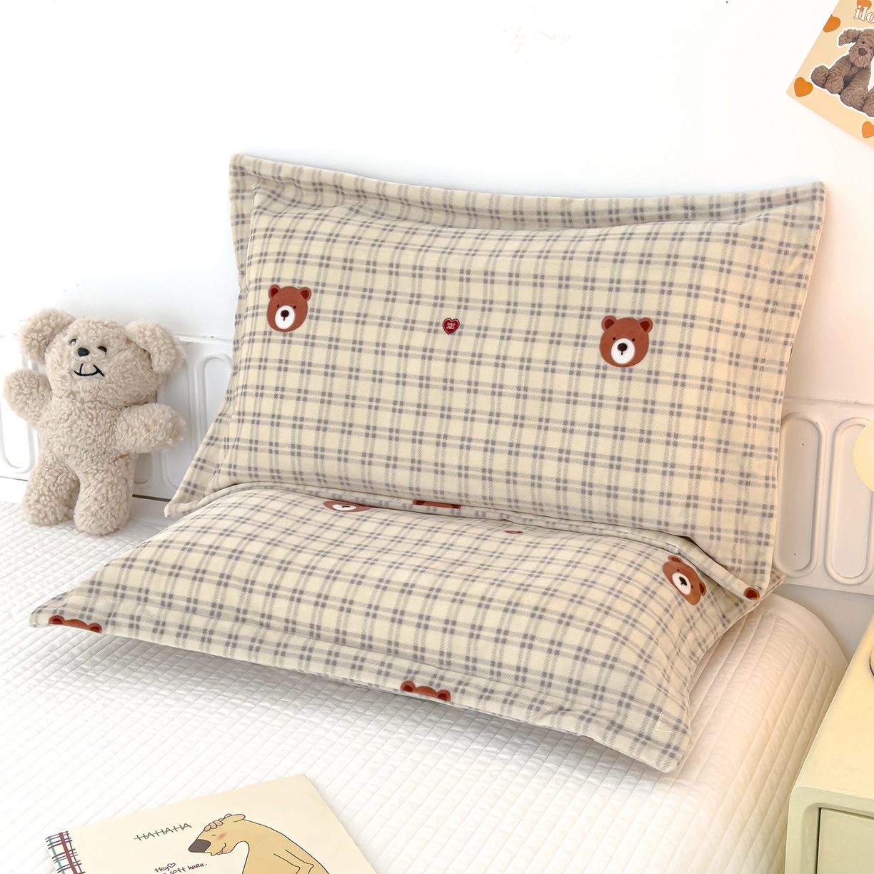 91家纺网 家纺一手货源 找家纺 良佐生活 2025新款A类高克重大版印花宝宝绒枕套 格子小熊