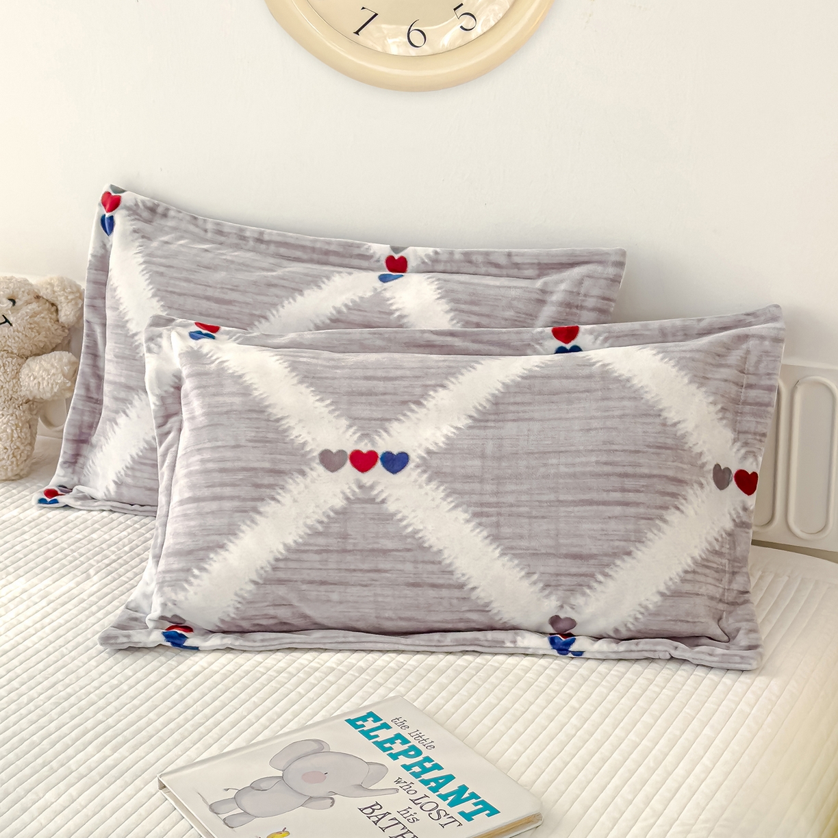 91家纺网 家纺一手货源 找家纺 良佐生活 2025新款A类高克重大版印花宝宝绒枕套 爱心格