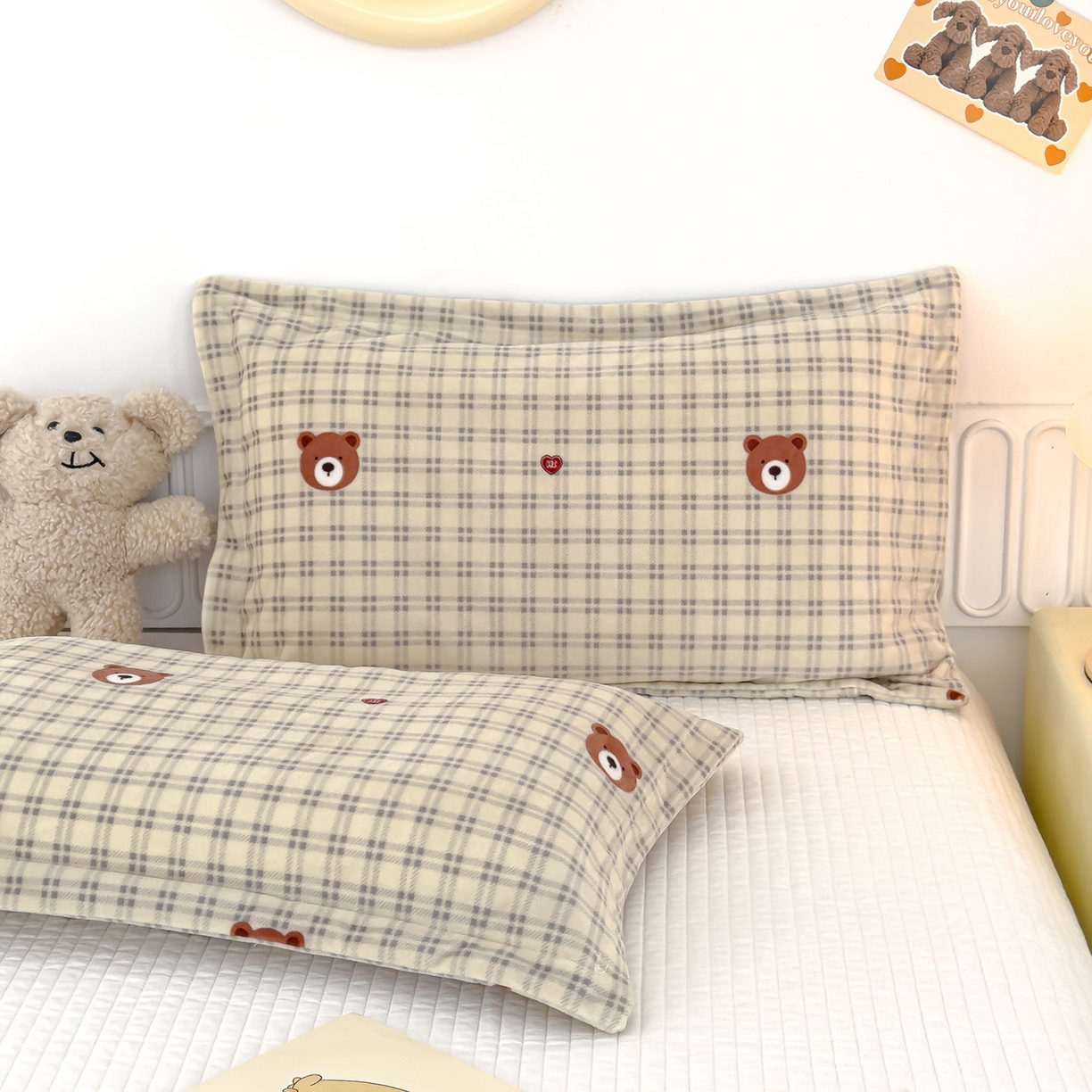 91家纺网 家纺一手货源 找家纺 良佐生活 2025新款A类高克重大版印花宝宝绒枕套 格子小熊