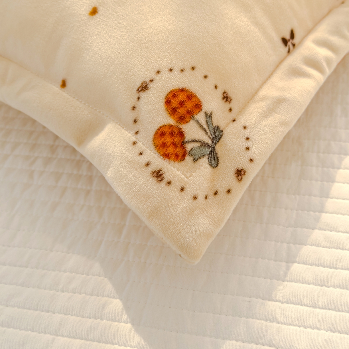 91家纺网 家纺一手货源 找家纺 良佐生活 2025新款A类高克重大版印花宝宝绒枕套 爱心樱桃