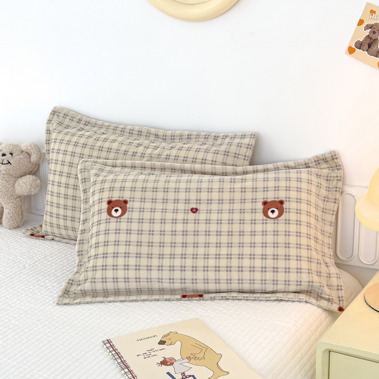 91家纺网 家纺一手货源 找家纺 良佐生活 2025新款A类高克重大版印花宝宝绒枕套 格子小熊