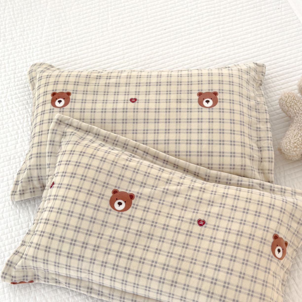 91家纺网 家纺一手货源 找家纺 良佐生活 2025新款A类高克重大版印花宝宝绒枕套 格子小熊