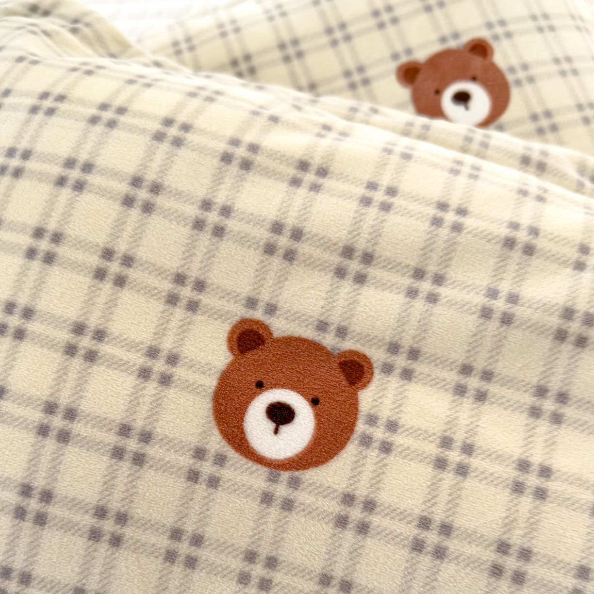 91家纺网 家纺一手货源 找家纺 良佐生活 2025新款A类高克重大版印花宝宝绒枕套 格子小熊