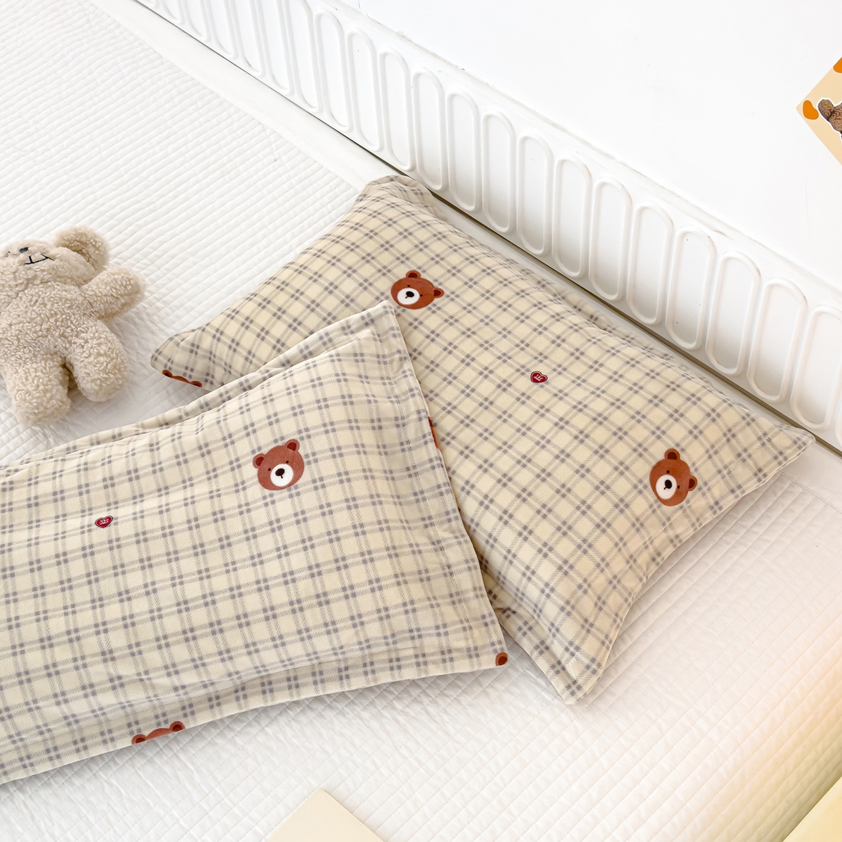 91家纺网 家纺一手货源 找家纺 良佐生活 2025新款A类高克重大版印花宝宝绒枕套 格子小熊